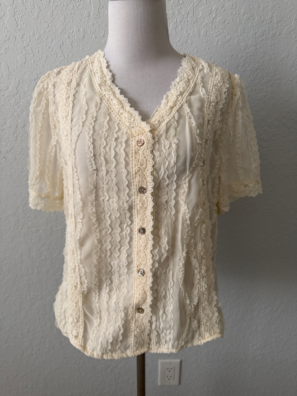 Cream Lace-Trim Short Sleeve Women's Top M